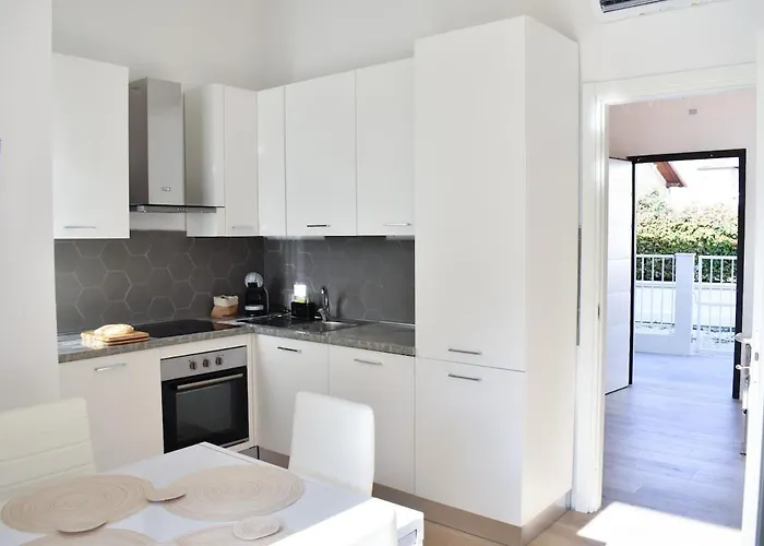 Renovated 400 Meters From The Sea With Garden Villa